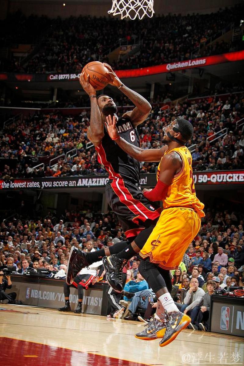 詹姆斯火力全开 突破上篮势不可挡